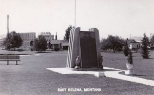 1940s post card picture of the Servicemembers Monument in Main Street Park